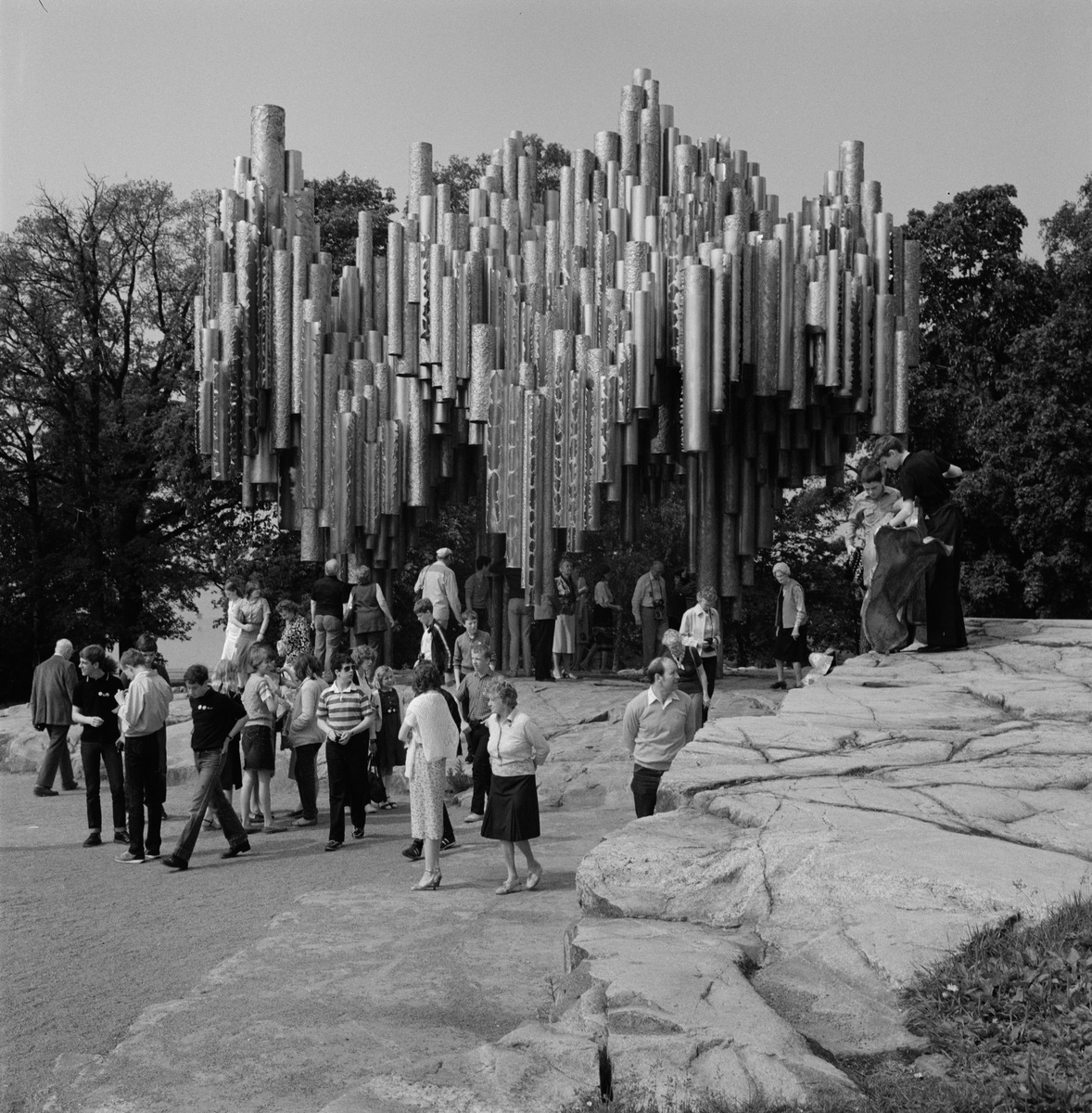 Matkailijoita katsomassa Sibelius-monumenttia Sibeliuksen puistossa