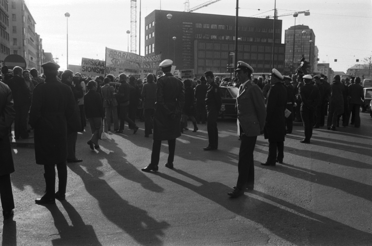 Poliiseja ja mielenosoittajia sionismin vastaisessa mielenosoituksessa Kampintorilla Malminkadun ja Fredrikinkadun kulmassa