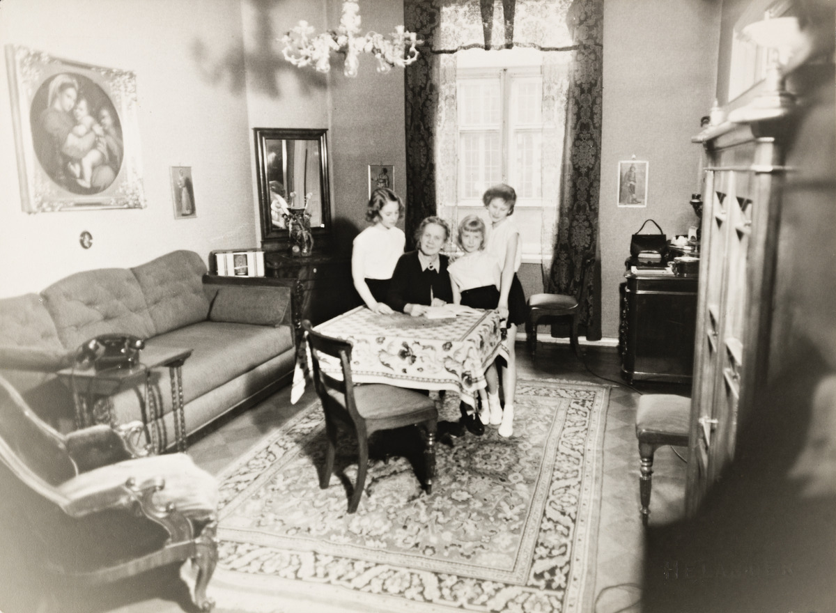 Tanssi- ja lausuntataiteilija Martta Bröyer (1897 - 1979) istuu pöydän ääressä todennäköisesti kotonaan, Ratakatu 25 A, Punavuori