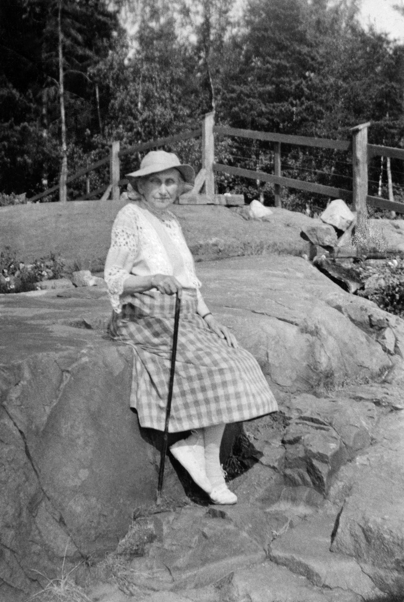 Taidemaalari ja kirjailija Hanna Rönnberg rakastamillaan kallioilla