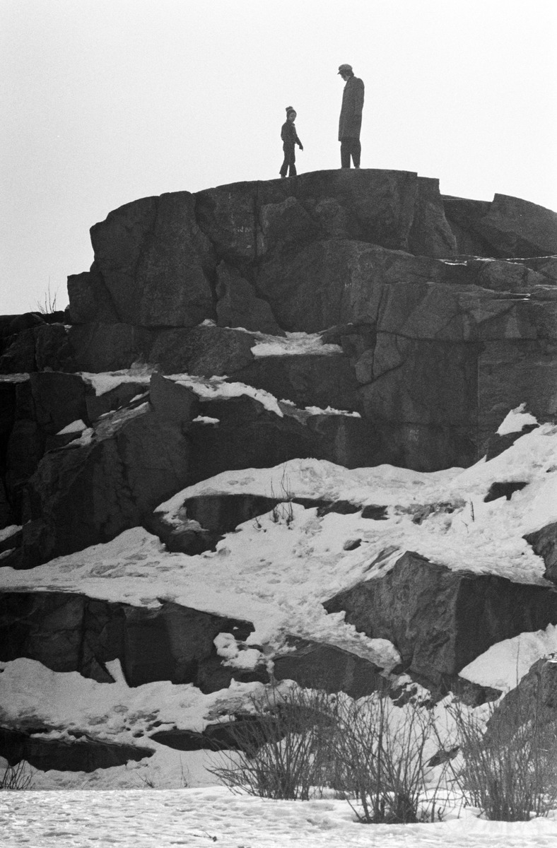 Mies ja poika seisovat kallion päällä Keuruunpuistossa Puu-Vallilassa