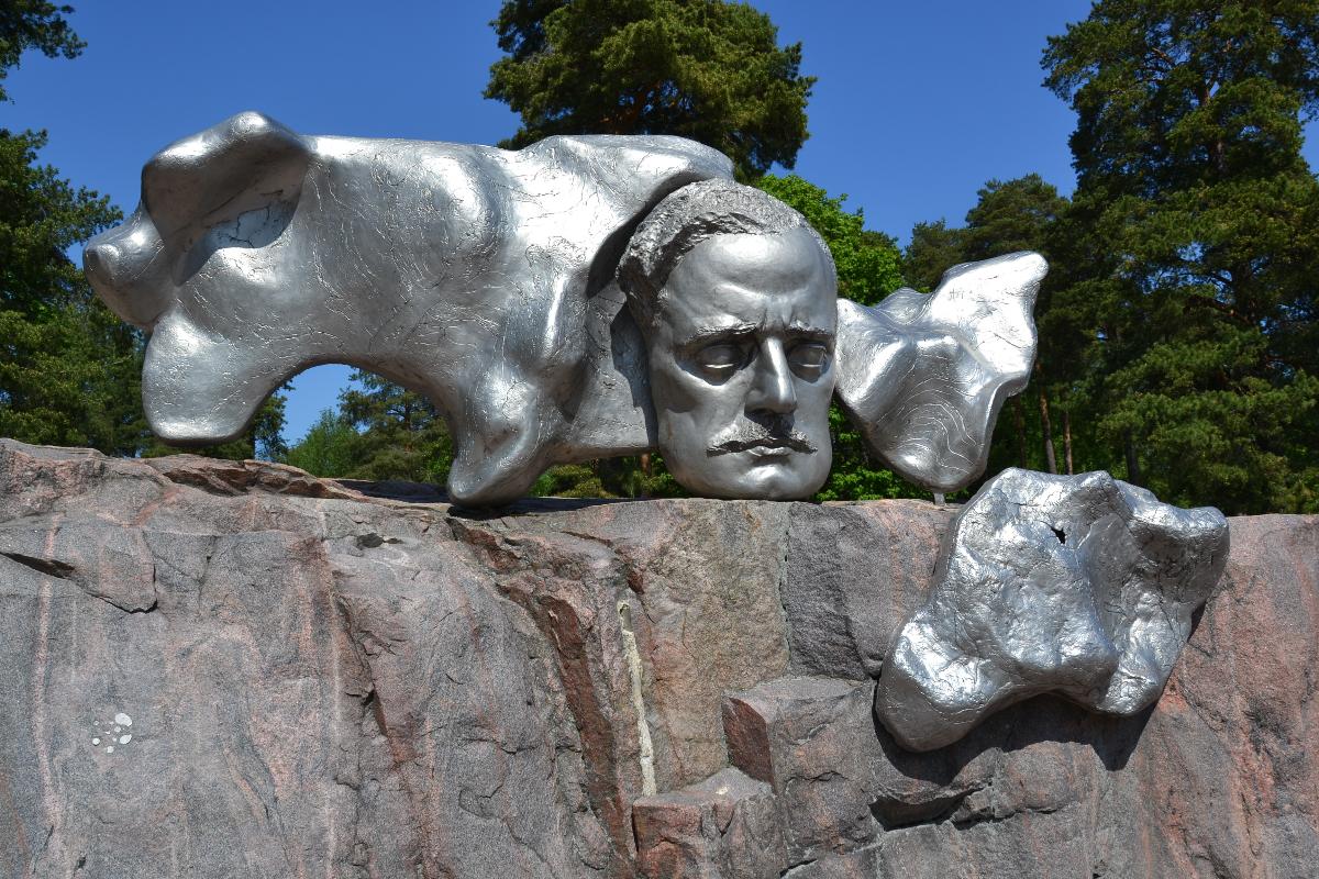 Sibelius-monumentin kasvoreliefi.