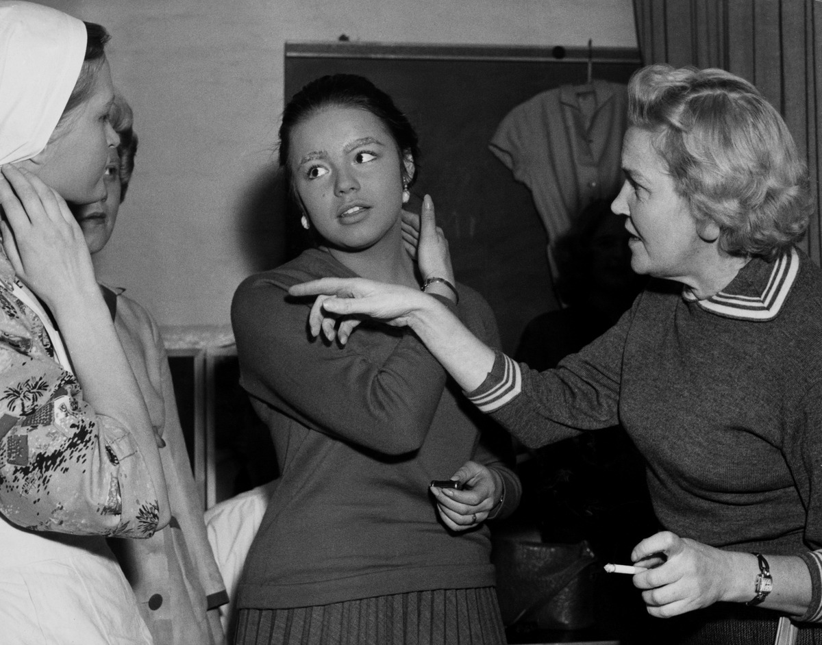 Kellariteatterin näyttelijöitä, näytelmänä ilmeisesti Ensio Rislakin "Ruma Elsa" vuodelta 1957