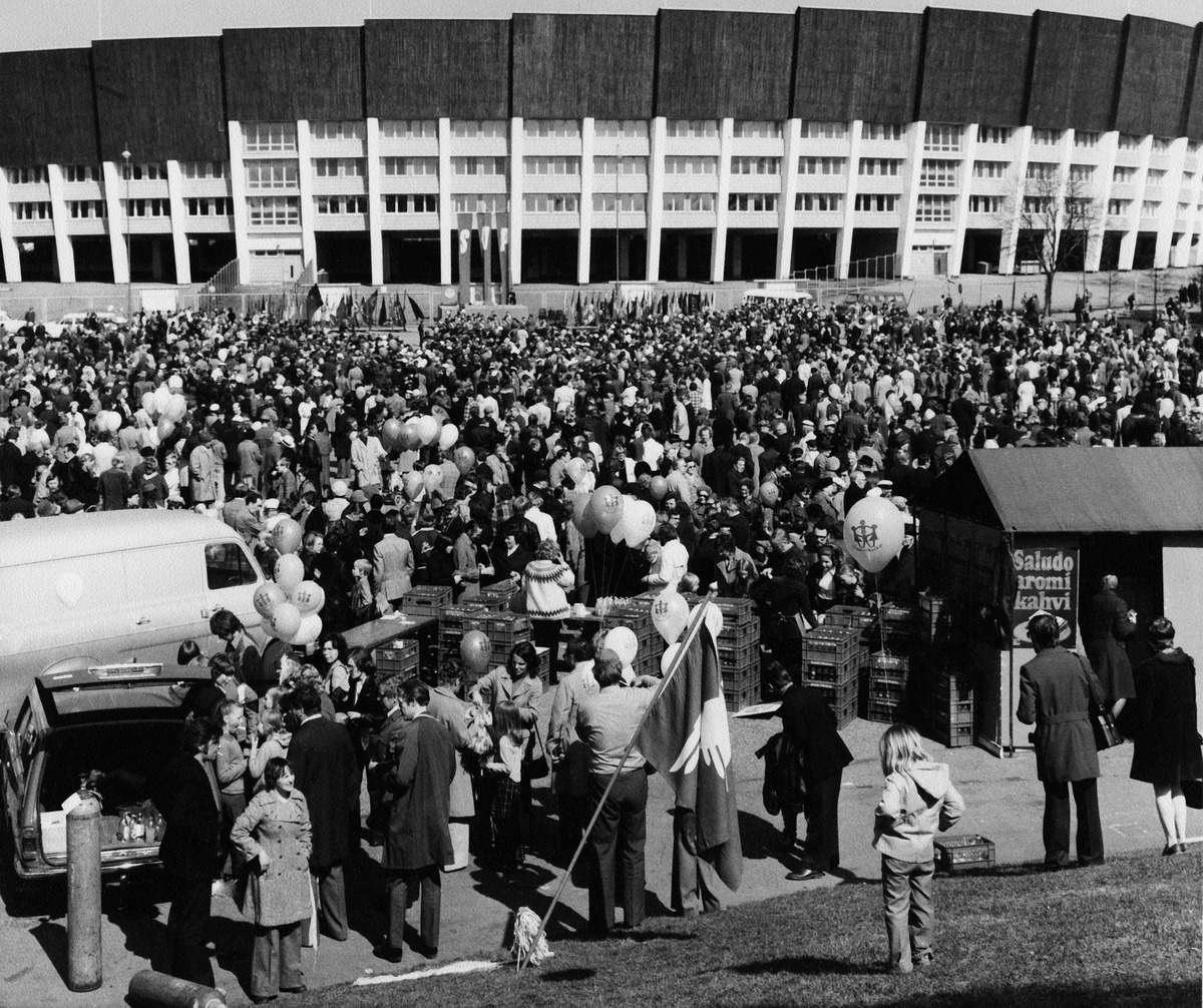 SDP:n vappumarssin kokoontuminen Mäntymäellä, Olympiastadionin vieressä
