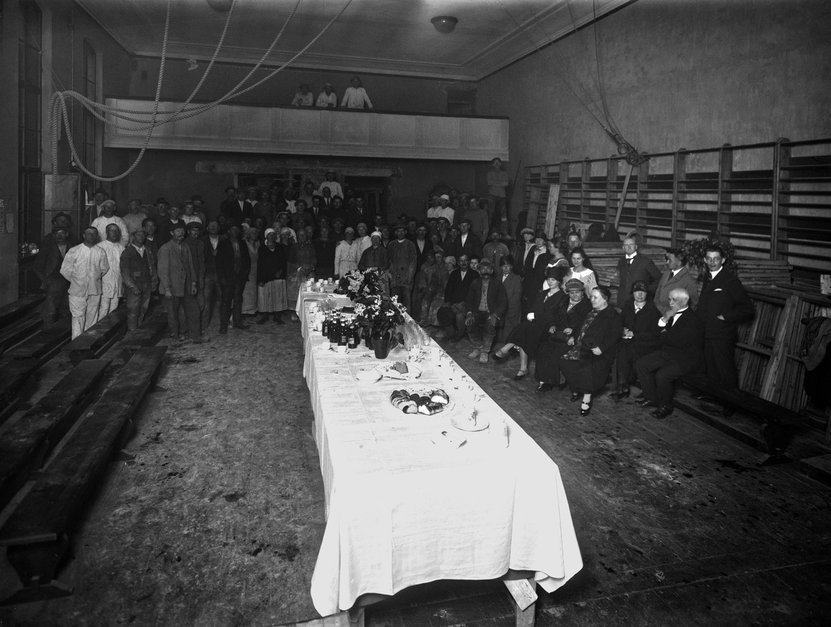 Lisa Hagmanin yksityisluokat -nimisen koulun rakentamiseen liittyvä kahvitarjoilu jo 1922 valmistuneessa juhla- ja voimistelusalisiivessä, Kirkkokatu 6