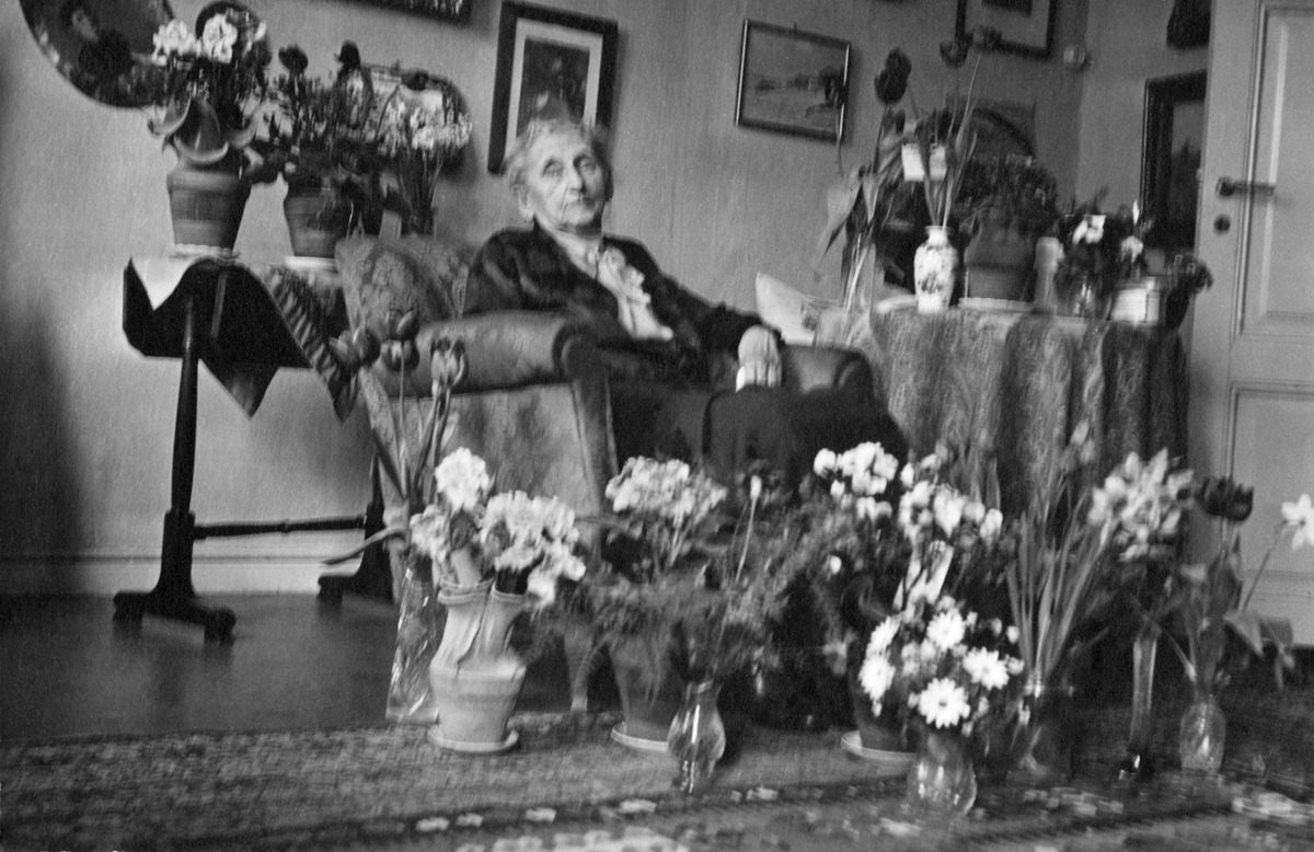 Taidemaalari ja kirjailija Hanna Rönnberg 80-vuotispäivänään kotona Etelä Rantatiellä (= Armas Lindgrenin tie)