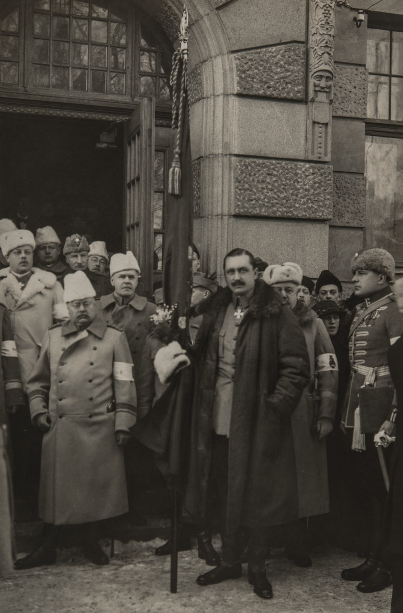 Kenraali Mannerheim esikuntansa kanssa sisällissodan viisivuotismuistojuhlien aikana hotelli Ernstin edessä, Kirkkopuistikko 16, Vaasa.