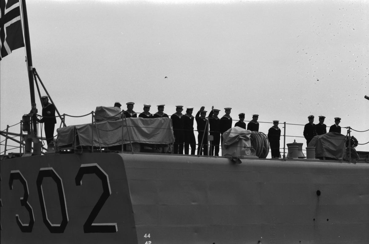 Miehistöä laivastovierailulla olevan norjalaisen sotalaivan, KNM Trondheim F-302, kannella