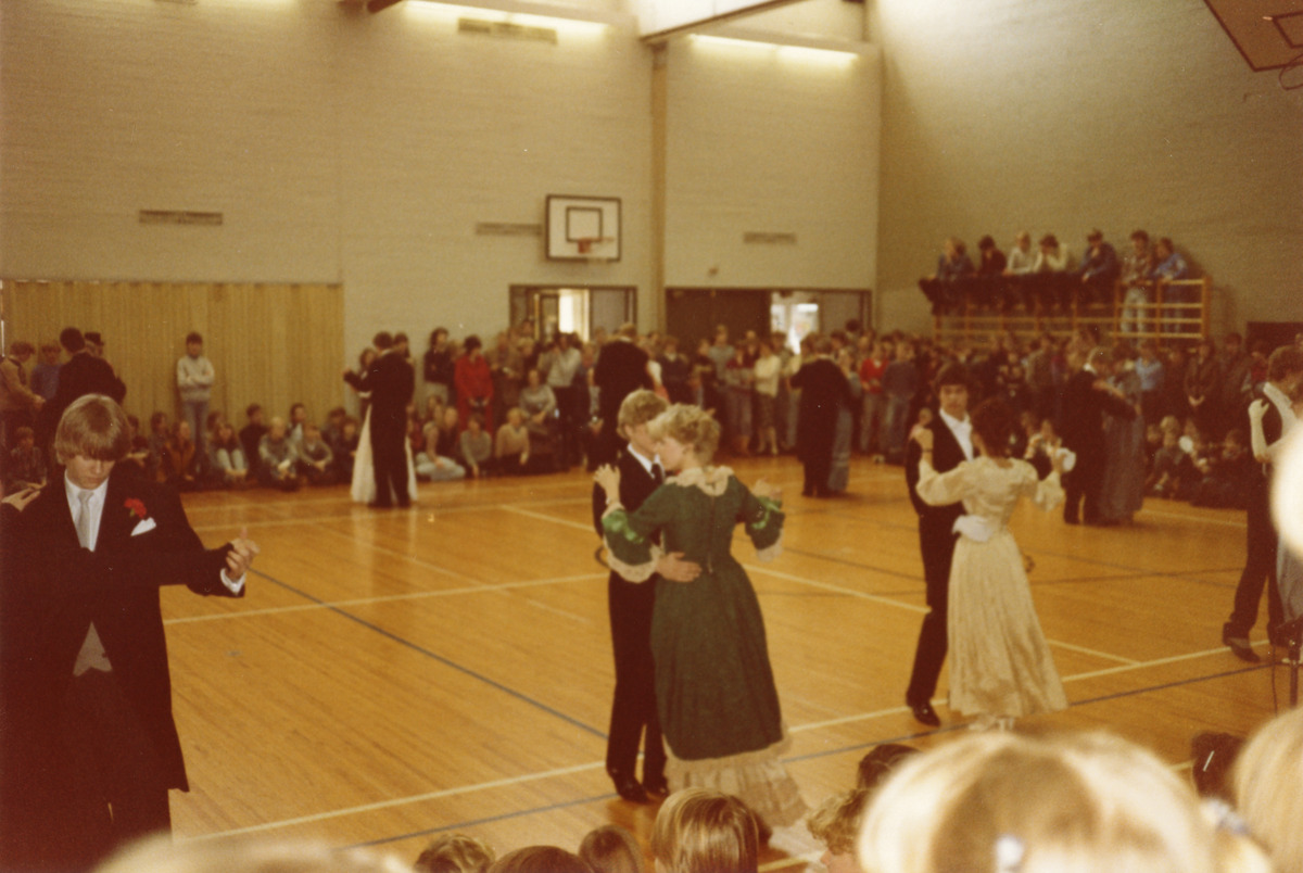 Laajasalon lukion vanhojentanssit koulun voimistelusalissa 1981