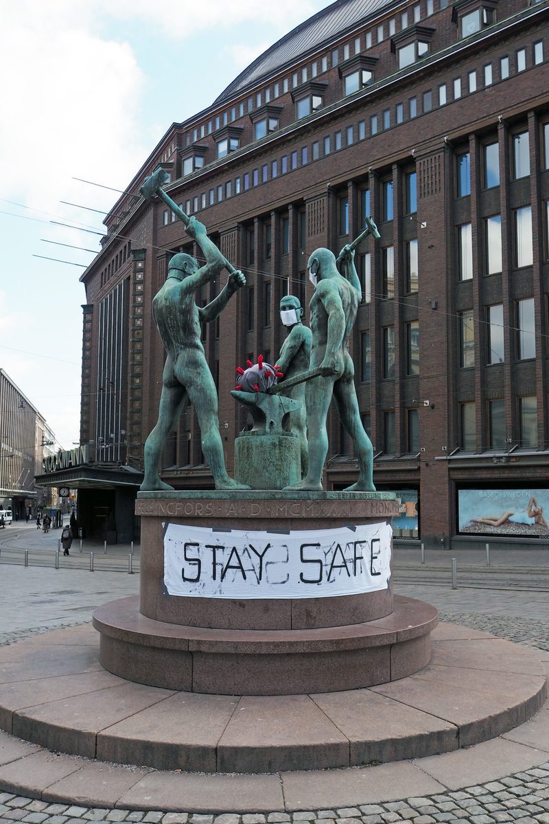 Kolmen Sepän patsas (Felix Nylund, 1932) koronapandemian aiheuttamien poikkeusolojen aikana