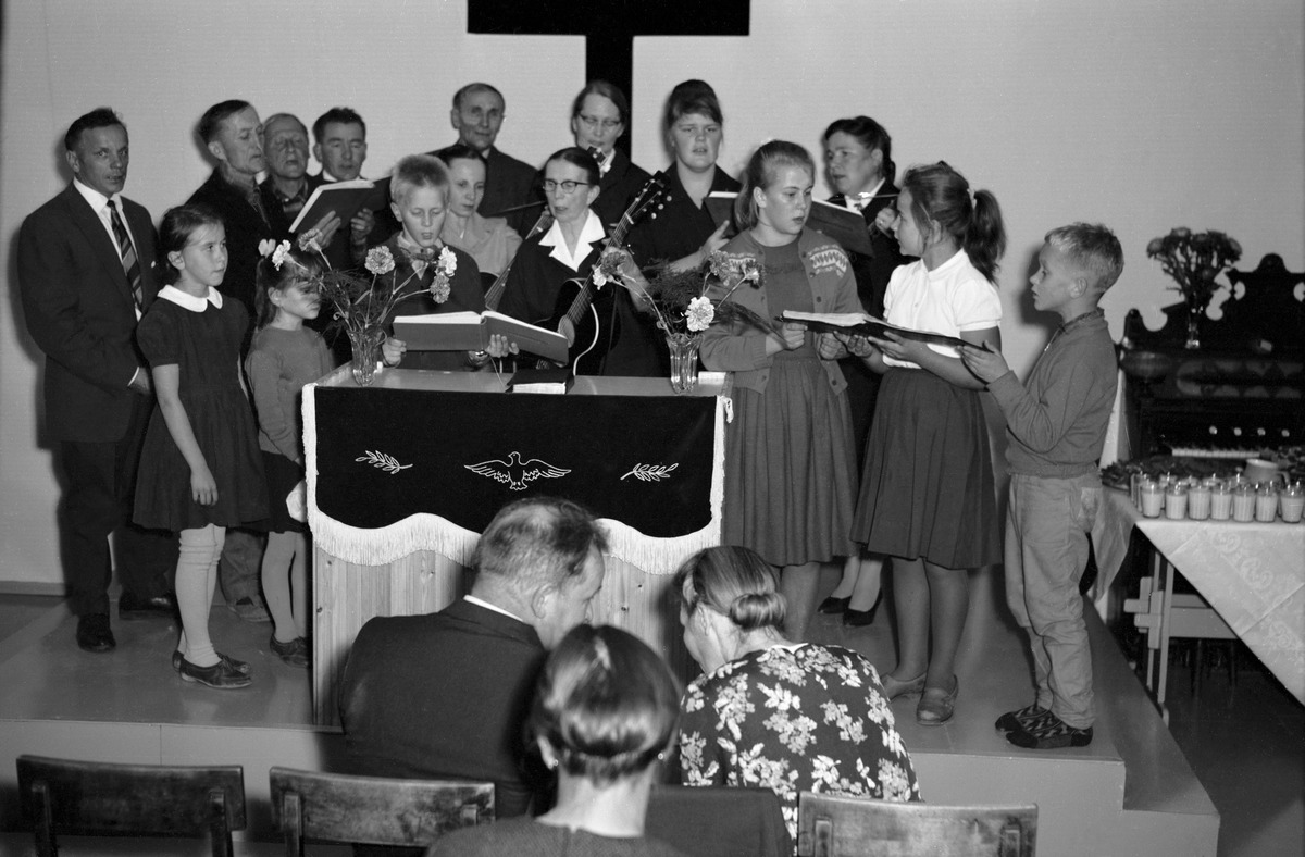 Sipoon Betaniaseurakunnan (Betaniaförsamlingen i Sibbo) tilaisuus Nikkilässä, yhteislaulua