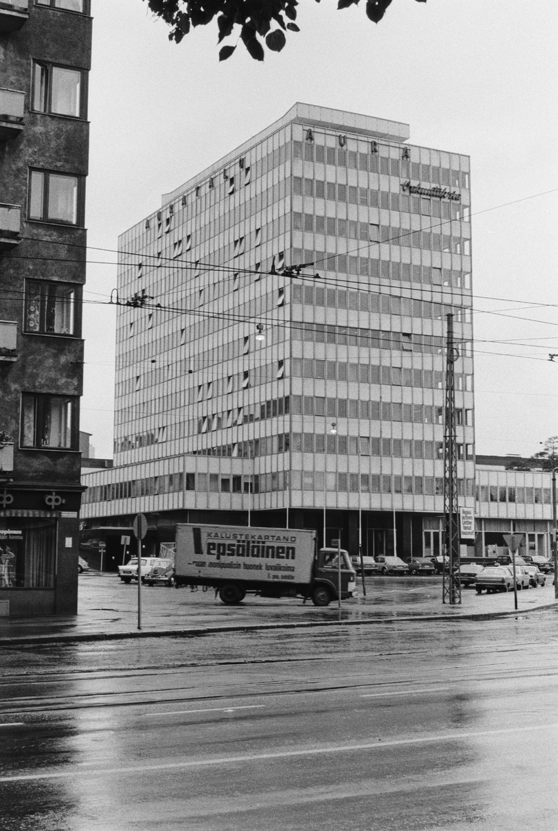 Töölön tullissa, Tukholmankadun alkupäässä, sijaitseva vuonna 1962 valmistunut Auratalo