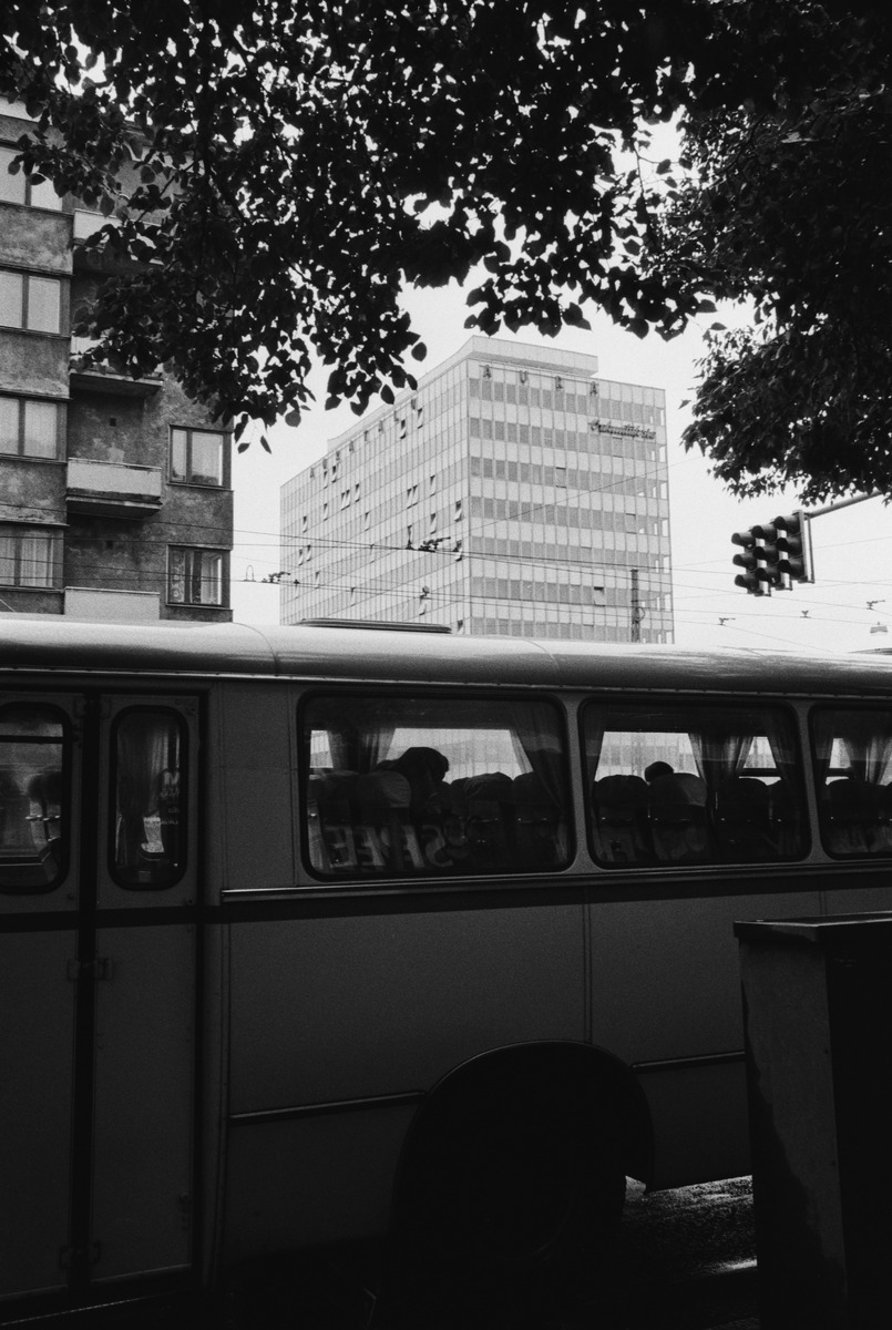Bussin takana Töölön tullissa, Tukholmankadun alkupäässä, sijaitseva vuonna 1962 valmistunut Auratalo