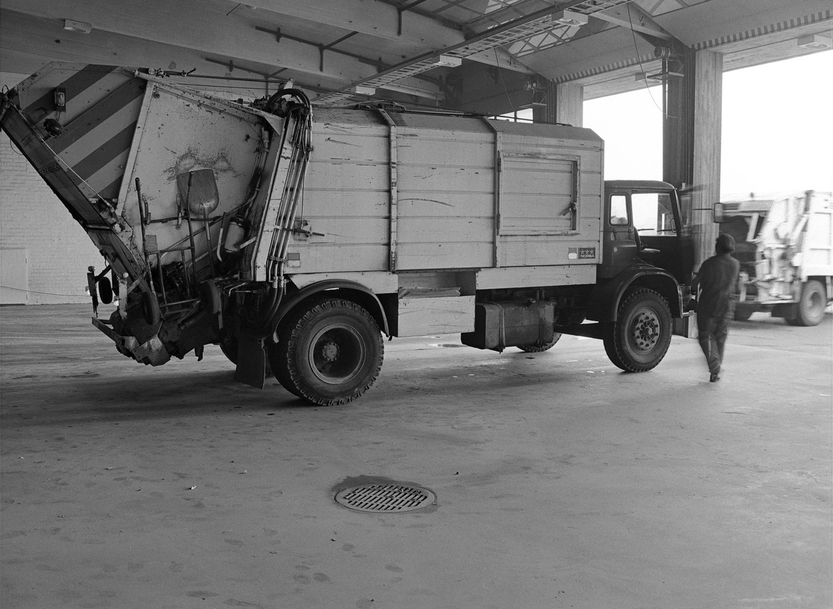 Jäteauto Kyläsaaren jätteenpolttolaitoksella