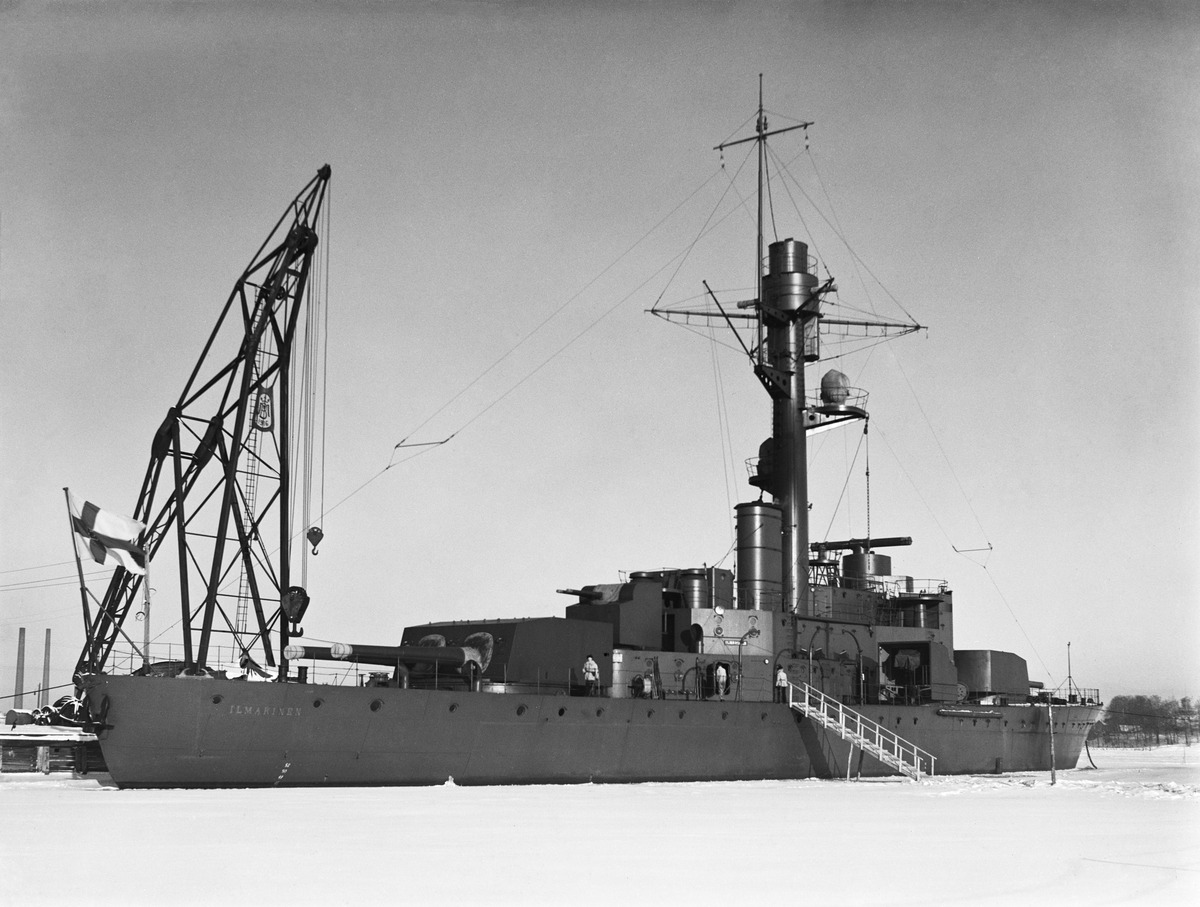 Panssarilaiva Ilmarinen Pohjoissataman sotasatamassa Katajanokan rannassa