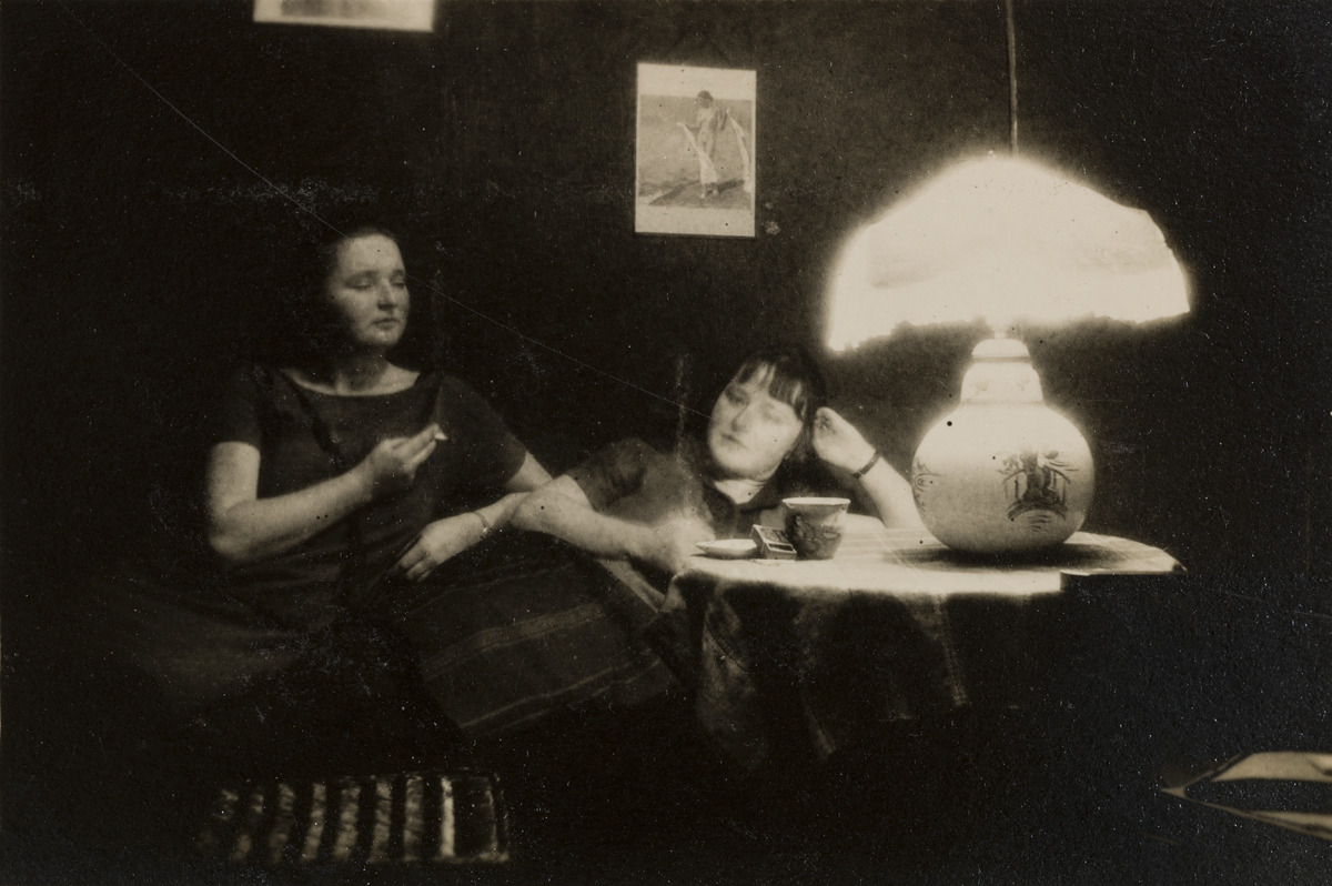 Siskokset keraamikko Friedl Holzer-Kjellberg ja valokuvaaja Maria Holzer tupakoimassa