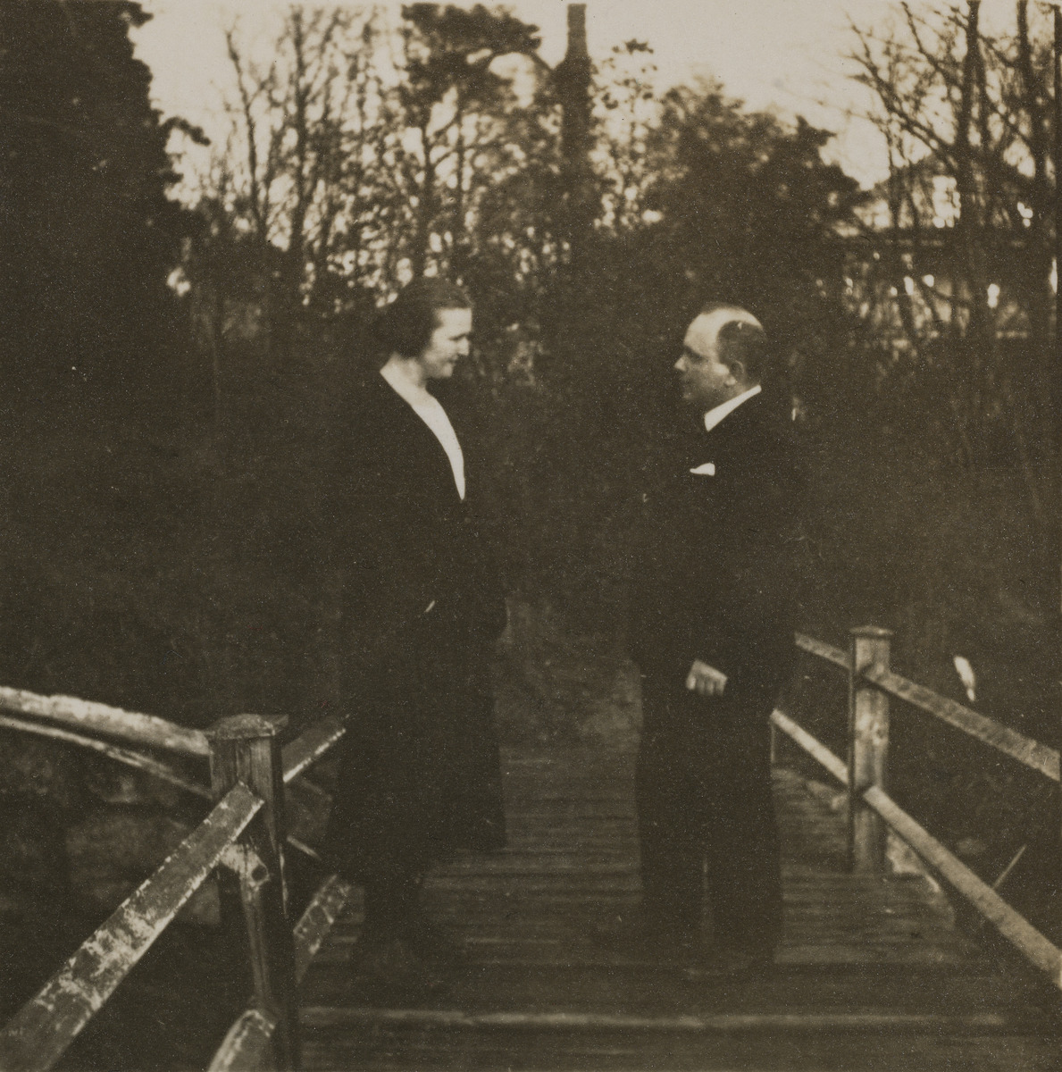 Keraamikko Friedl Holzer-Kjellberg (1905-1993) ja vanhempi mies seisomassa laiturilla