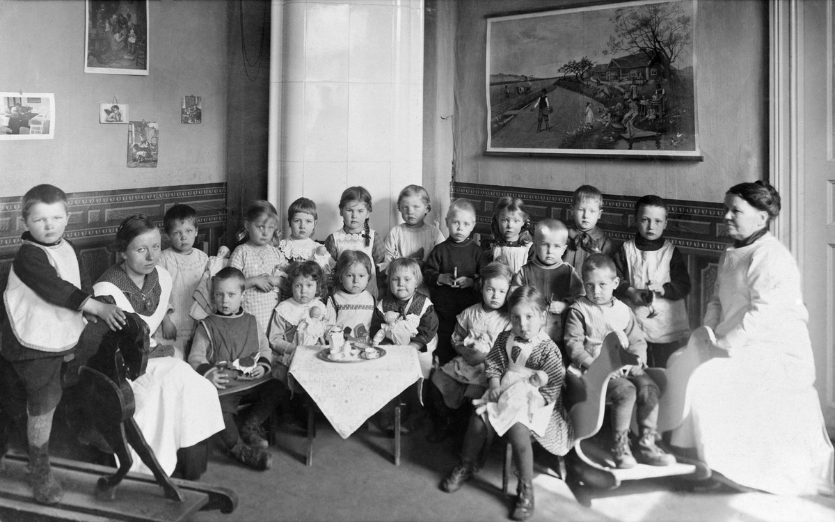 Lapsia ryhmäkuvassa punavuorelaisessa lastentarhassa