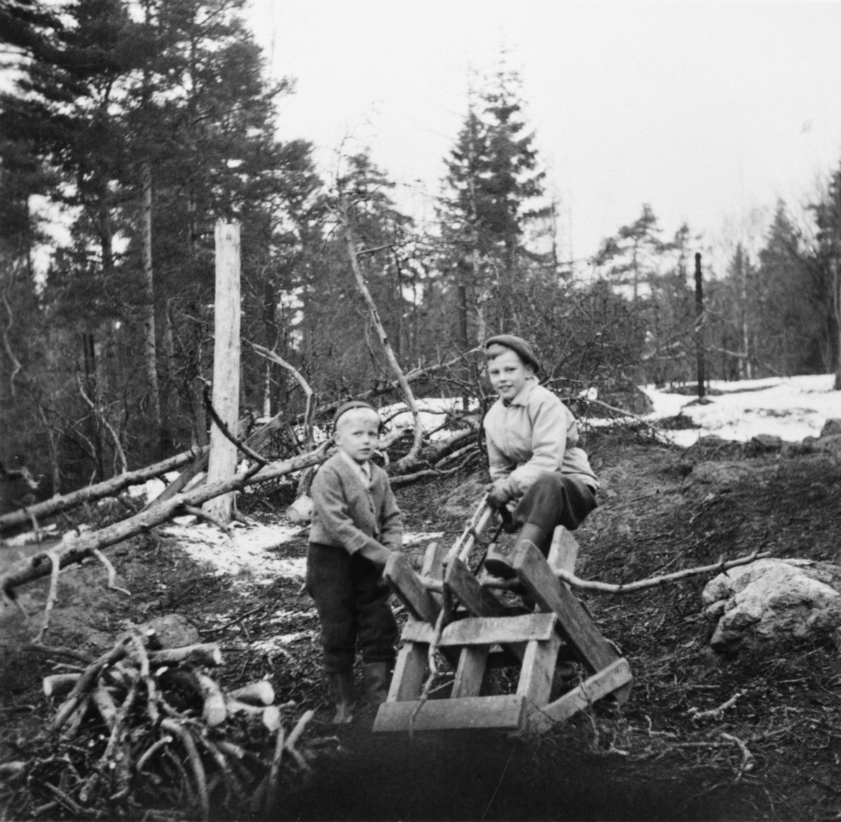 Heikki ja Lauri Voutilainen puutöitä tekemässä