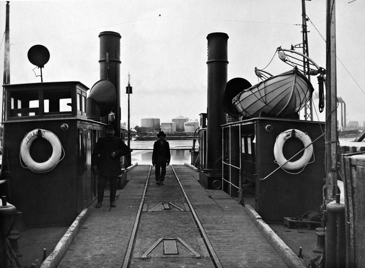 Yksityisen yhtiön (AB Brändö Villastad) omistama höyrylautta, joka kuljetti raitiovaunua, aloitti liikennöinnin Kulosaaren ja Helsingin välillä syksyllä 1910