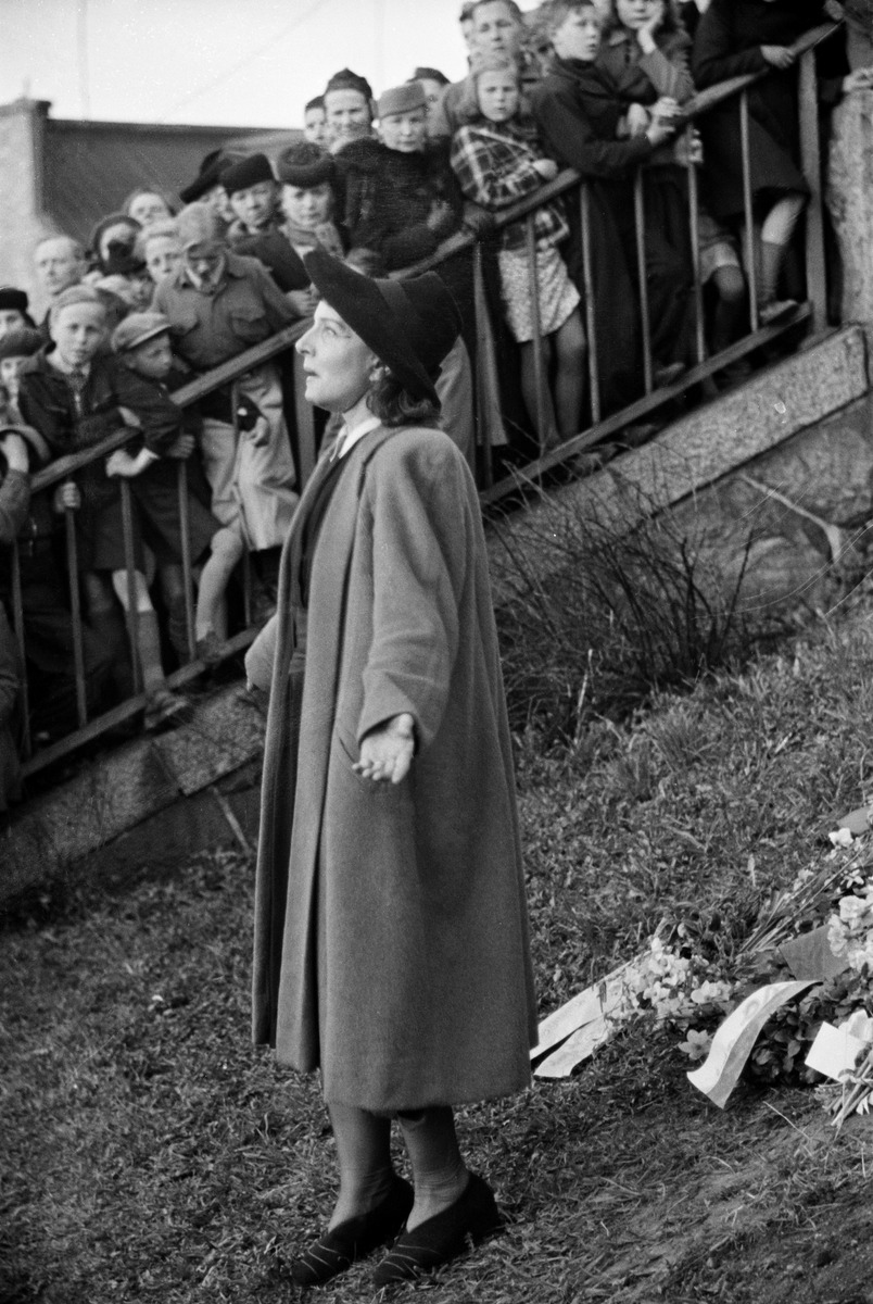 Katri Valan hautajaiset Marjatanmäellä (vuodesta 1953 Katri Valan puisto)
