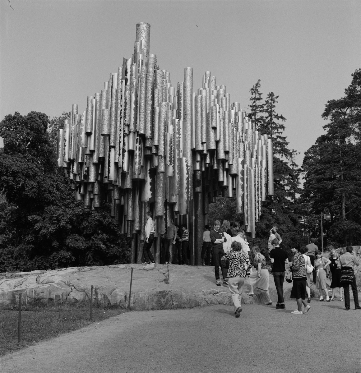 Matkailijoita katsomassa Sibelius-monumenttia Sibeliuksen puistossa