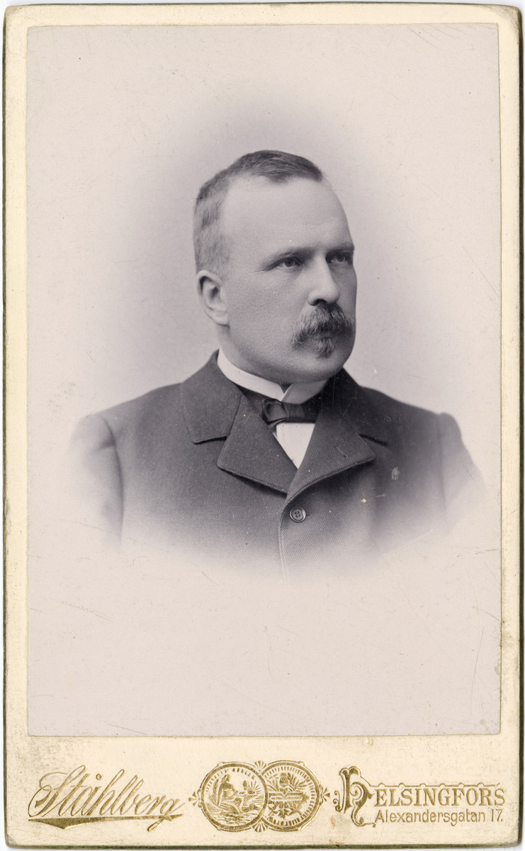 Emil Schybergson, pankkimies ja poliitikko, oli 1910-luvulla kehittämässä Kulosaaren huvilakaupunki -yhdyskuntaa