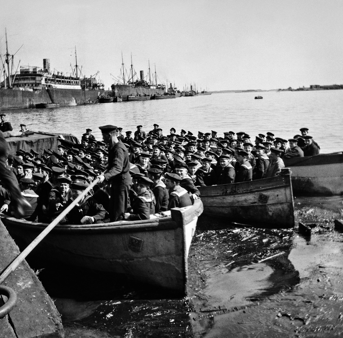 Saksalaisia merisotilaita lähdössä lomalle Helsingin valtauksen jälkeen