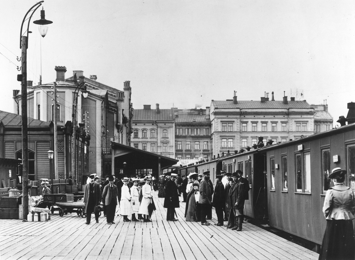 Helsingin vanha rautatieasema, asemalaituri