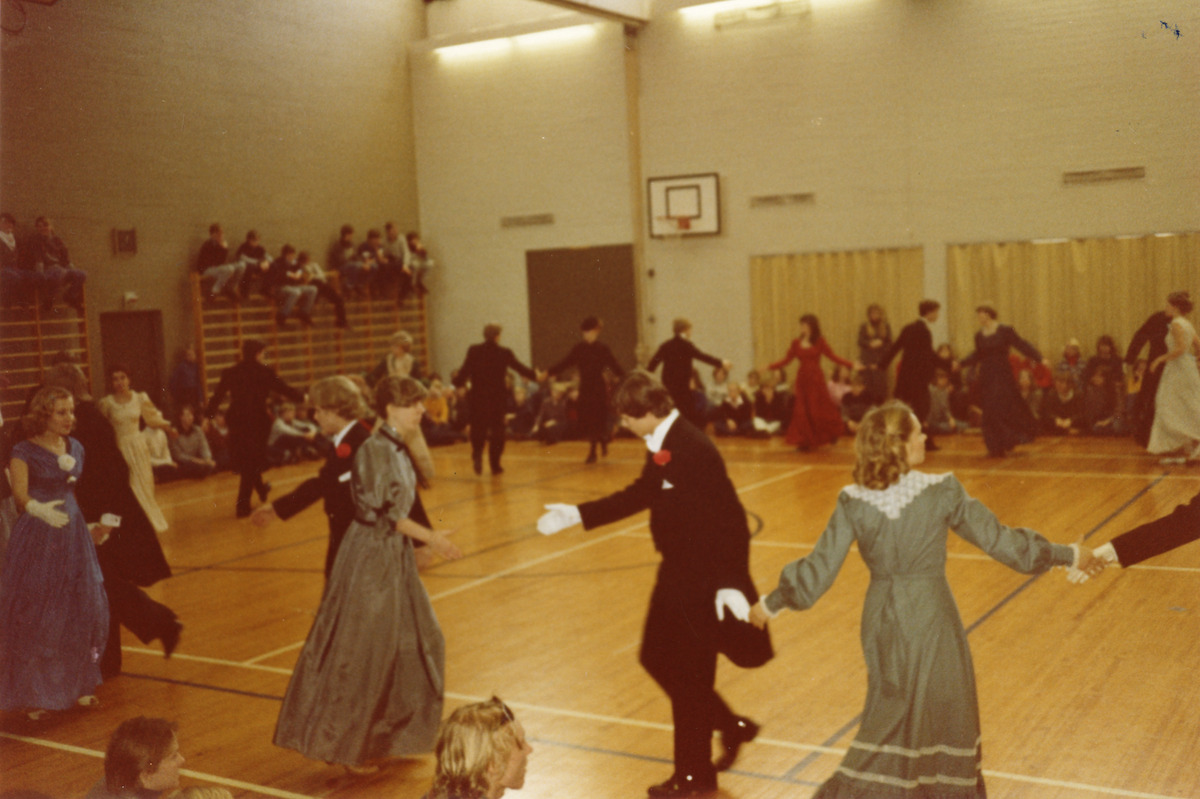 Laajasalon lukion vanhojentanssit koulun voimistelusalissa 1981