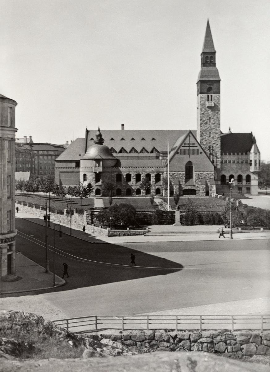 Suomen kansallismuseo (arkkitehtitoimisto Gesellius, Lindgren, Saarinen 1910), Töölönkatu 5, Museokatu 1, Läntinen Viertotie 6 (myöhemmin Turuntie 6, nykyään Mannerheimintie 34).