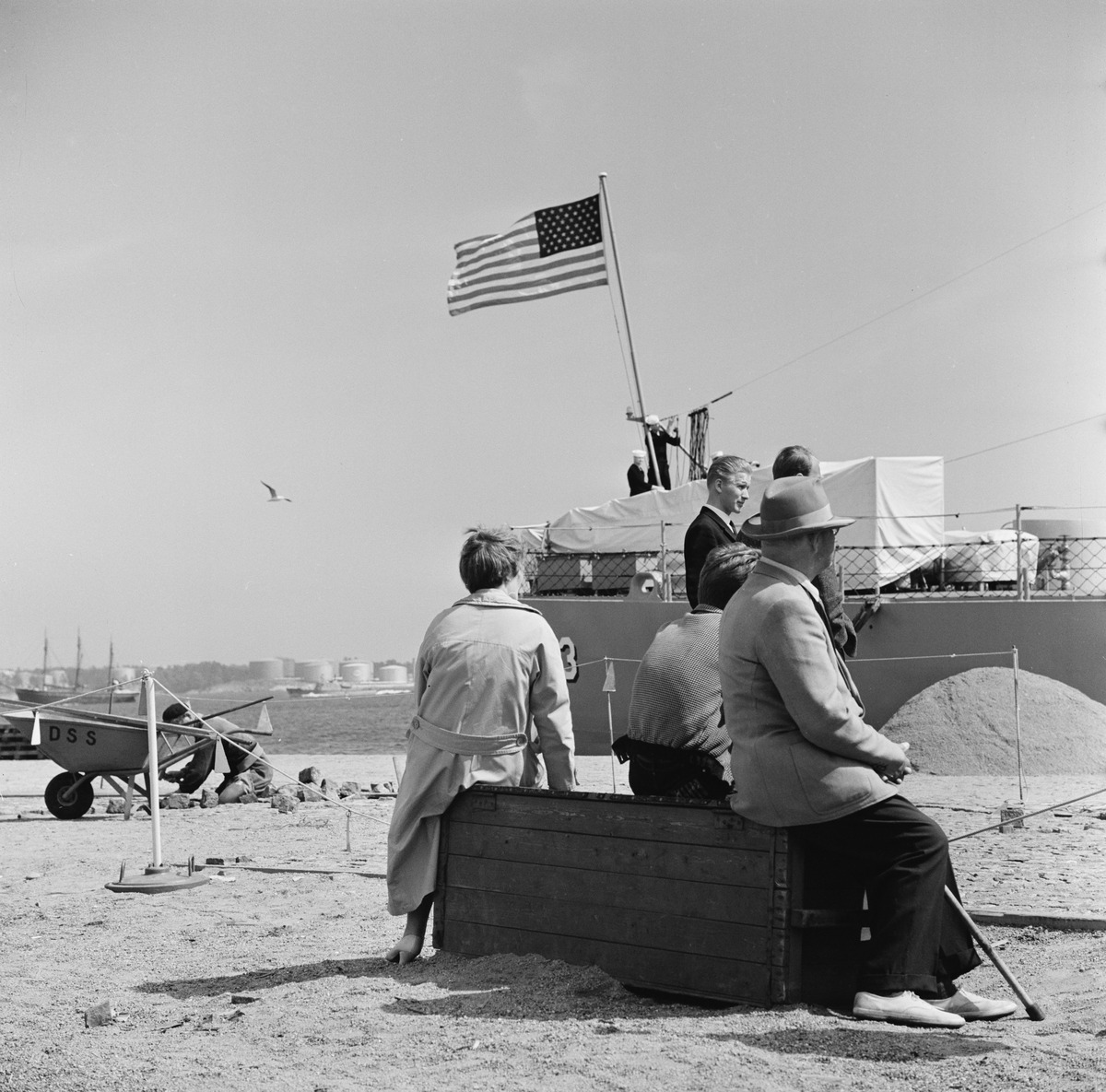 Ihmiset katselevat sota-alusta Eteläsatamassa, Katajanokanlaiturissa katajanokan kärjessä