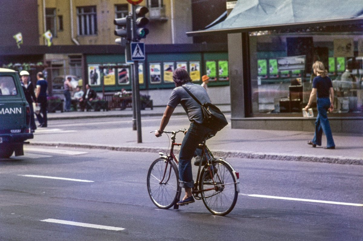 Polkupyöräilijä Pohjoisesplanadin ja Keskuskadun risteyksessä, oikeassa reunassa Akateemisen kirjakaupan näyteikkuna, taustalla Stockmann