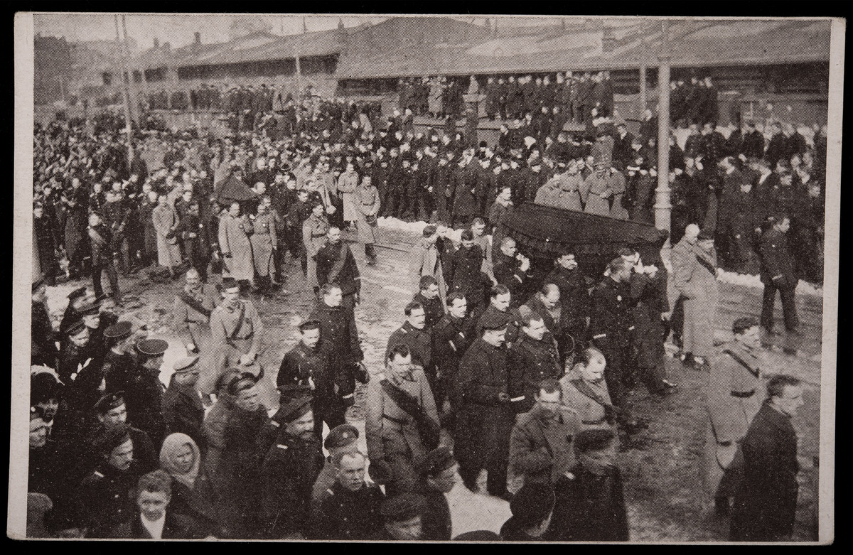 Helmikuun 1917 vallankumouksen upseerisurmien uhrien hautajaissaattue Helsingissä 30