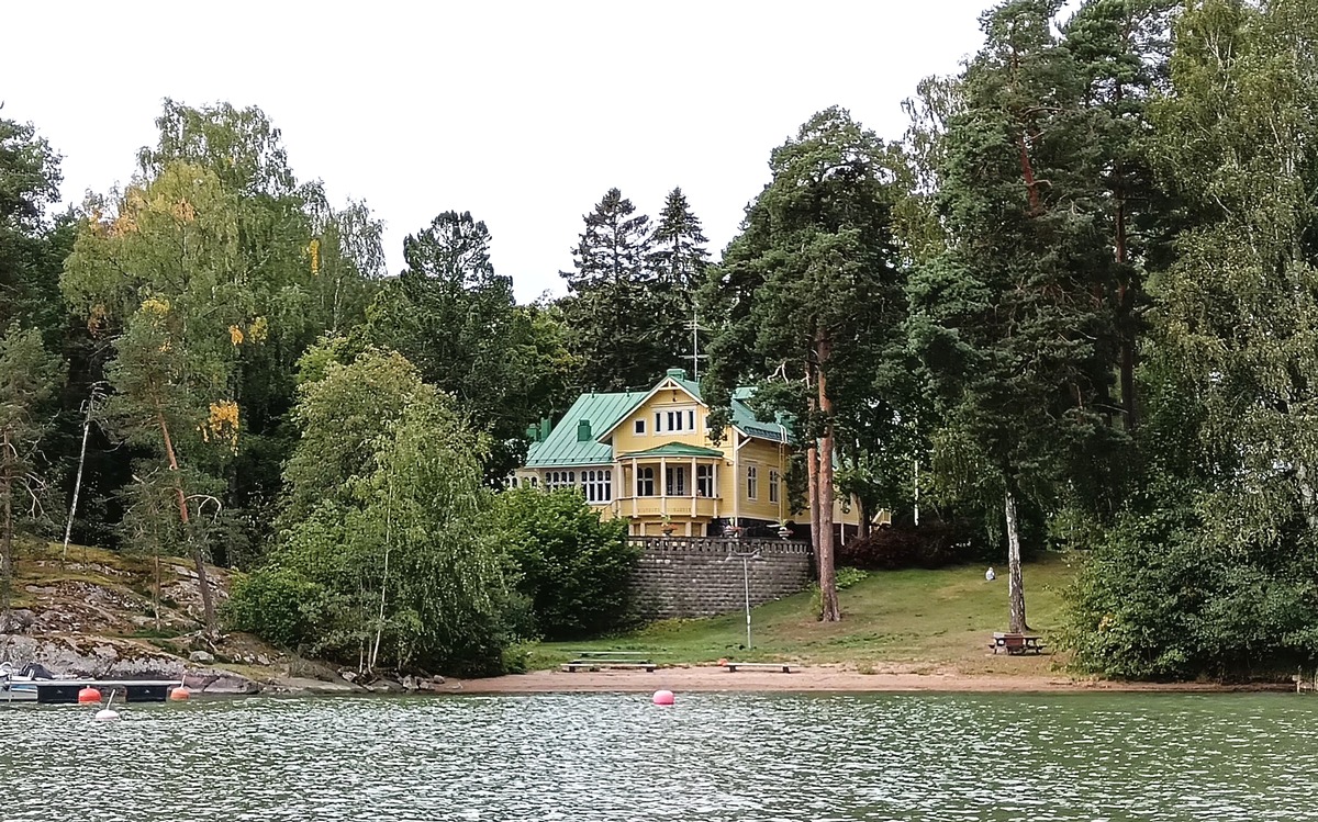 Roihuvuoren seurakunnan toimintakeskus Laajaranta, entinen Villa Humleudd.