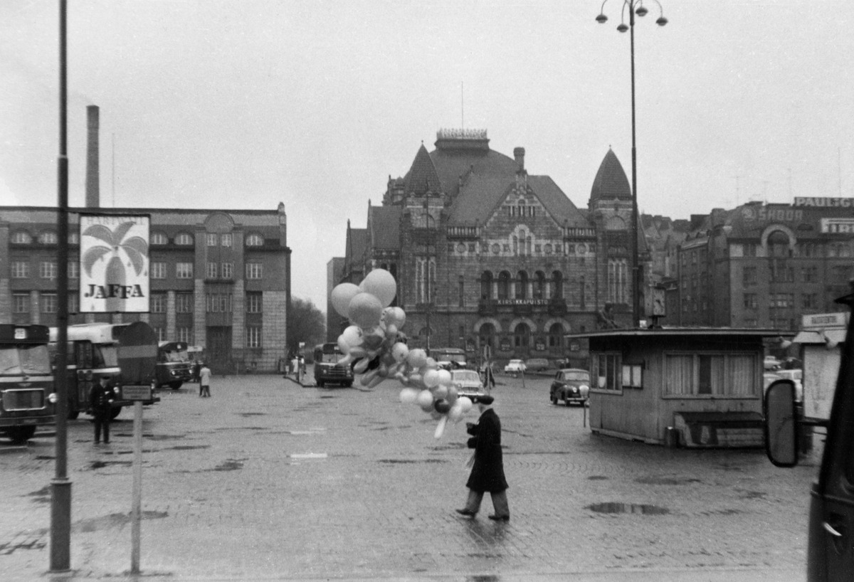 Rautatientori vapunpäivänä 1962