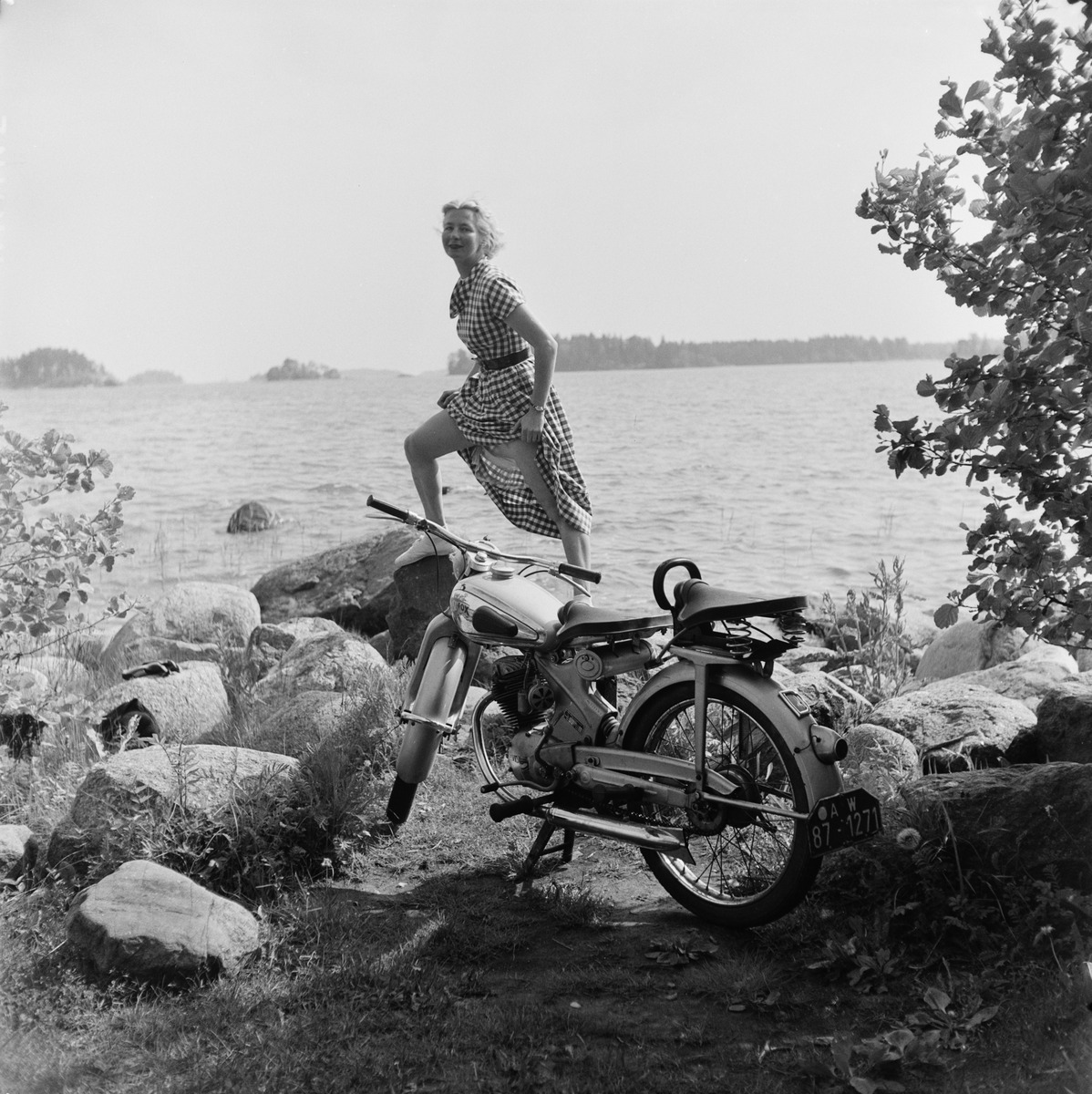 Gisela von Bonin ja saksalainen NSU Fox -moottoripyörä meren rannalla Helsingin olympialaisten aikana