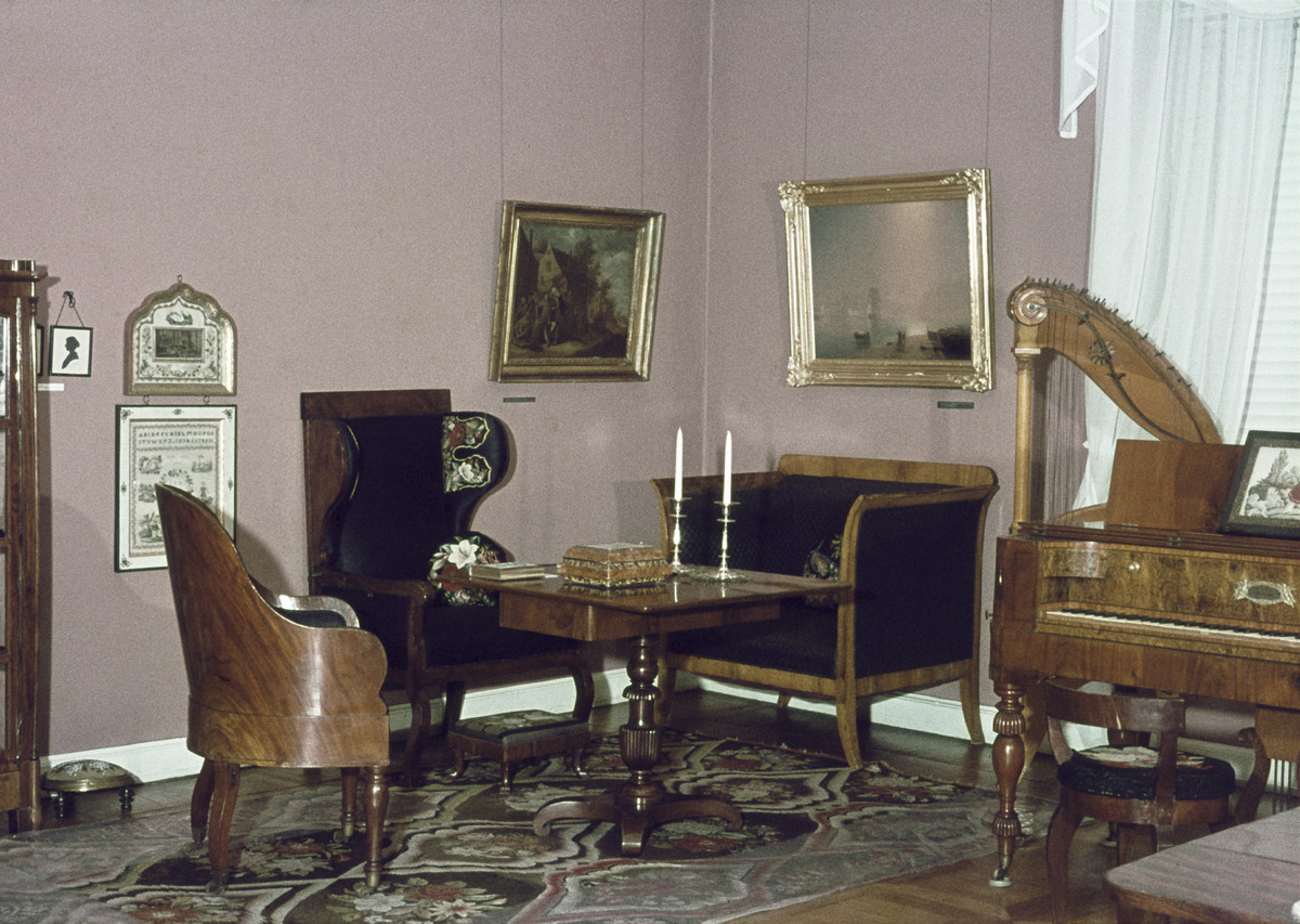 Hakasalmen huvila, huone 10, Ester-Margaret von Frenckellin kokoelma