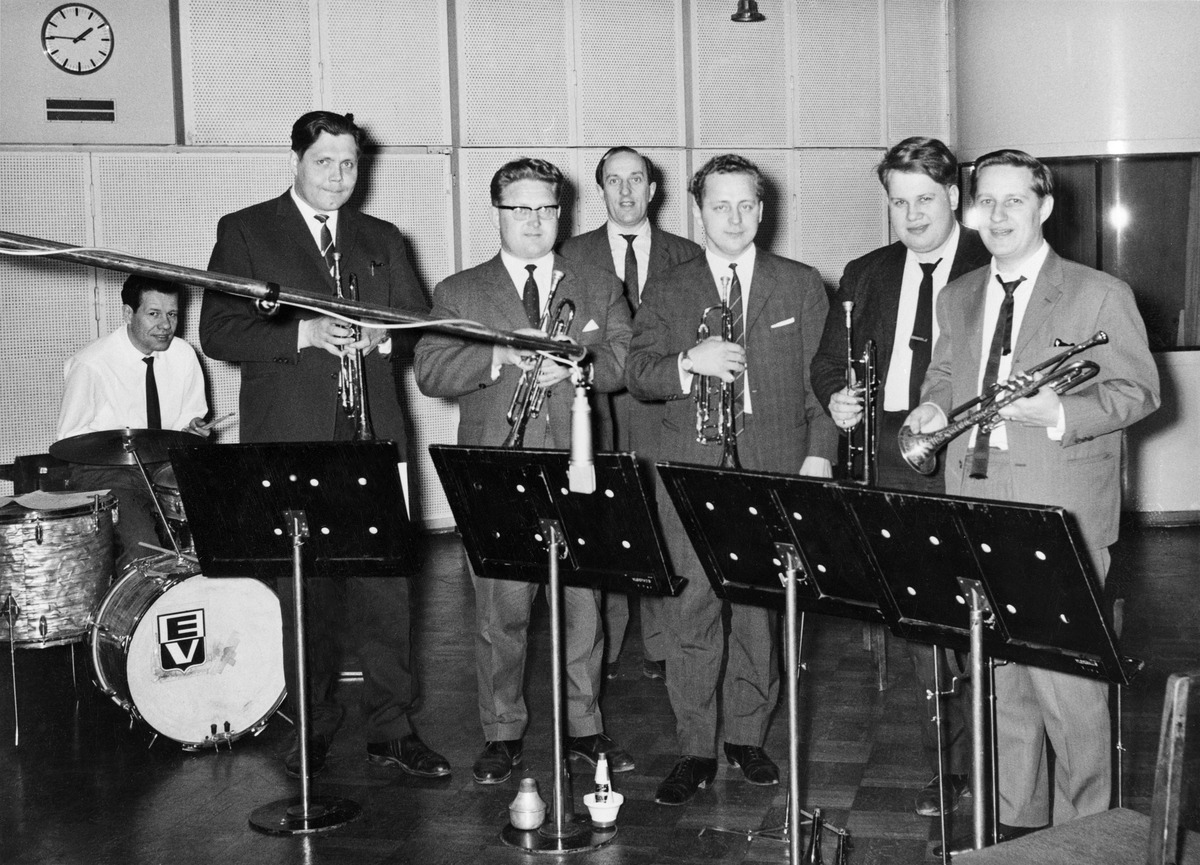 Yleisradion Studio 2: Trumpettikvartetti ja komppi: Erkki Valaste (dm) Tane Virtanen, Paul Granfelt, Erkki Karjalainen, Hans Westerberg, Ossi Runne (tp), Erik Lindström (b)