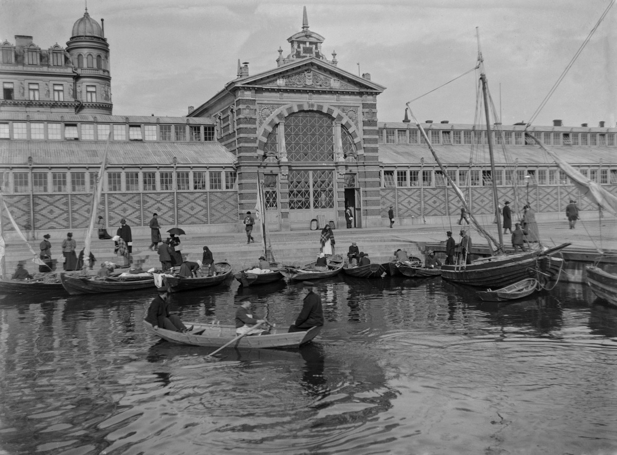 Kalastajaveneitä Kauppatorin Kolera-altaalla, taustalla Kauppahalli