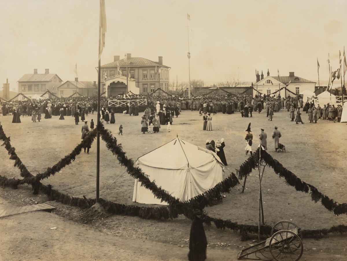 Viaporin venäläisen varuskunnan 100-vuotisjuhla huhtikuussa 1908, juhlaväkeä
Ison Mustasaaren paraatikentällä