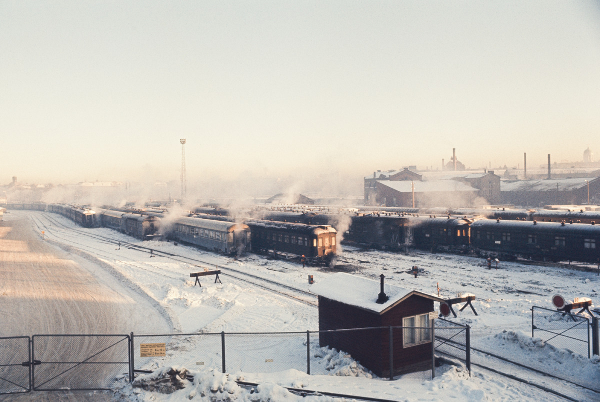 Helsingin rautatieaseman (= Helsingin päärautatieasema) ratapihaa talvella