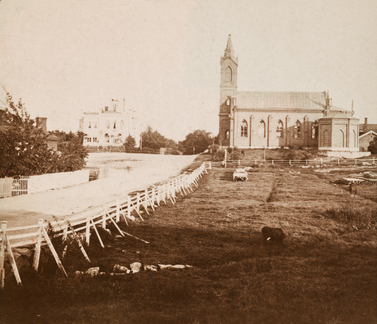 Oikealla roomalaiskatolinen Pyhän Henrikin katedraali, arkkitehti Ernst Bernhard Lohrmann 1860, Paavalinkatu (nyk
