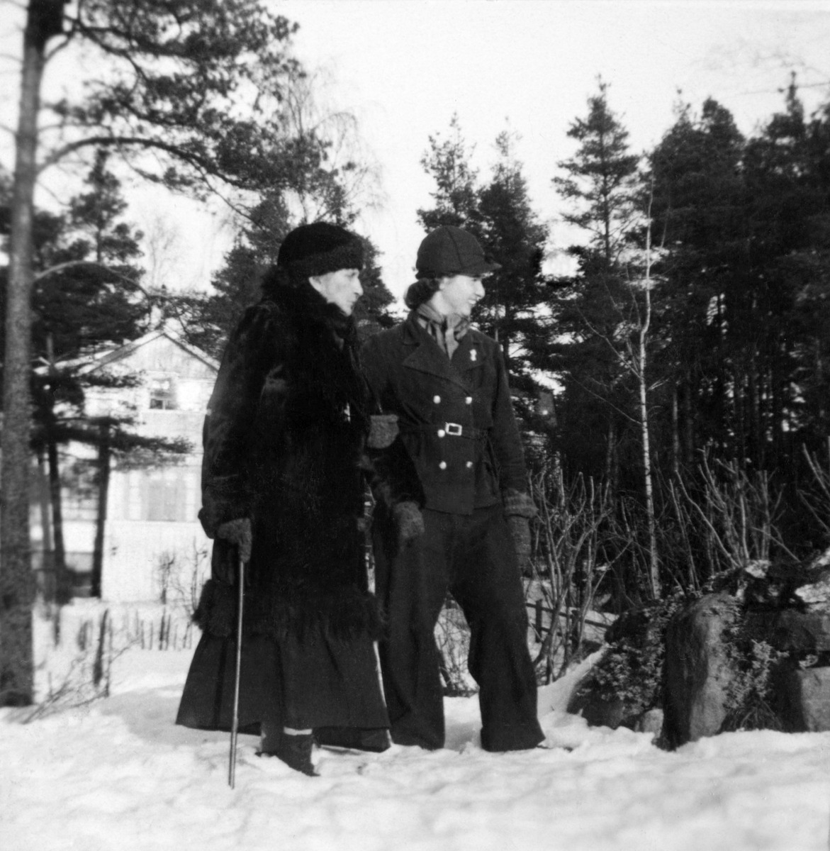 Taidemaalari ja kirjailija Hanna Rönnberg kävelyllä lumisessa maastossa