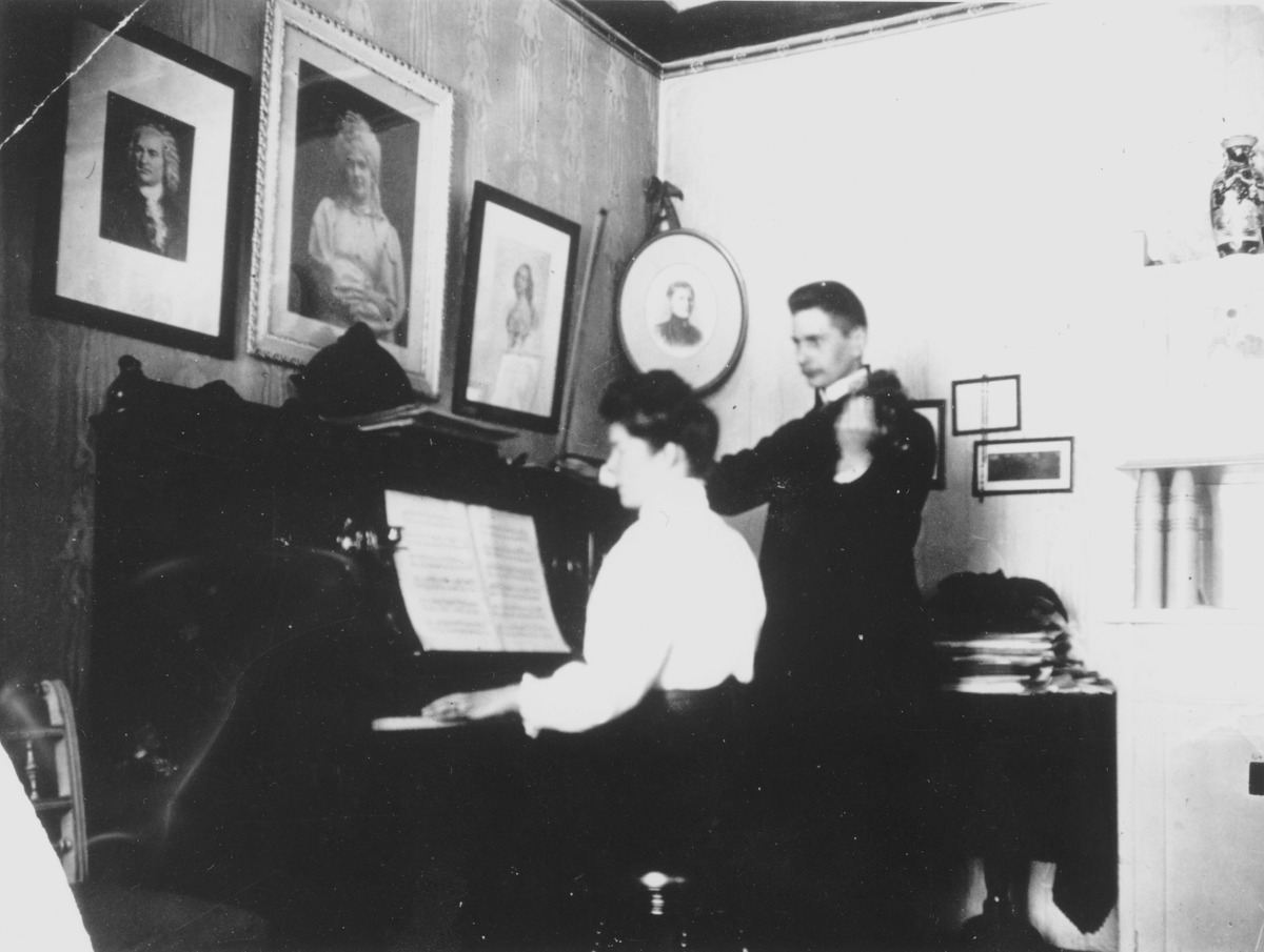 Mies soittaa viulua, nainen säestää pianolla