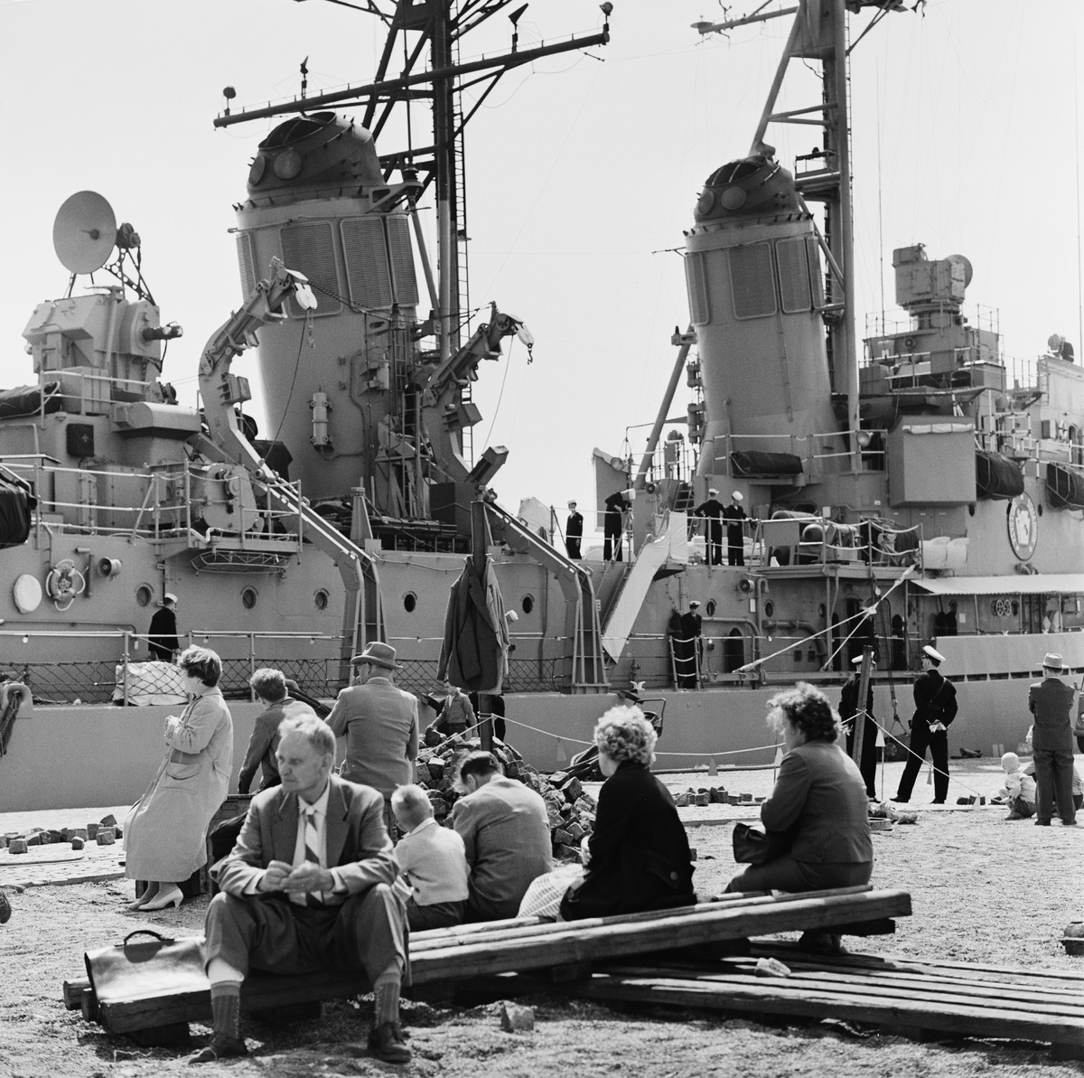 USA :n laivastovierailuun osallistuvia sota-aluksia Eteläsatamassa Hävittäjä m/s Barry Katajanokanlaiturissa