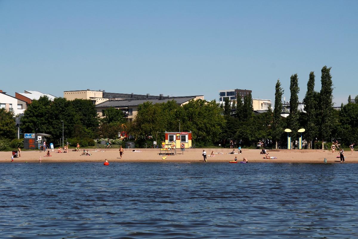 Aurinkoinen kesäpäivä Tuorinniemen uimarannalla Herttoniemessä.