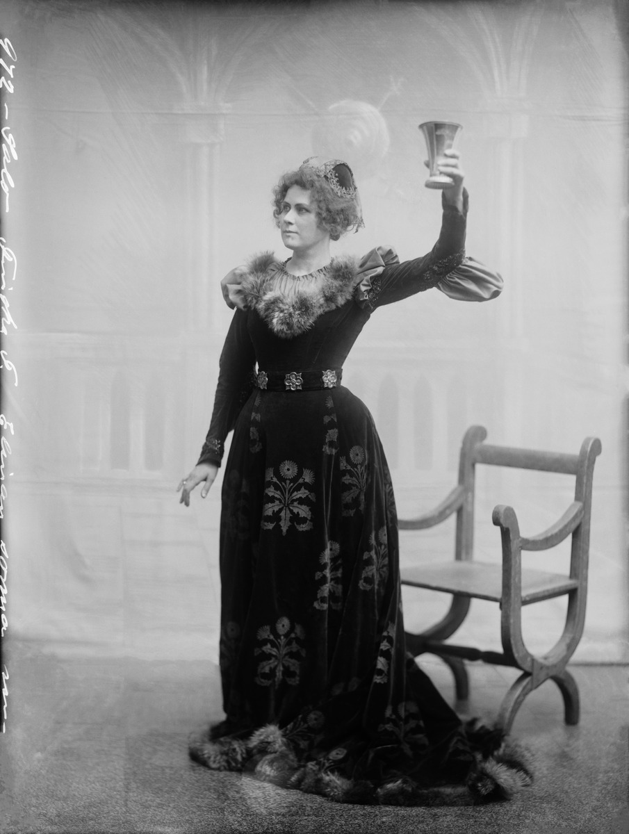 Suomalaisen teatterin näyttelijä, Olga Salo (1865-1932), Elinan surma -esityksen rooliasussa Kirsti Fleminginä