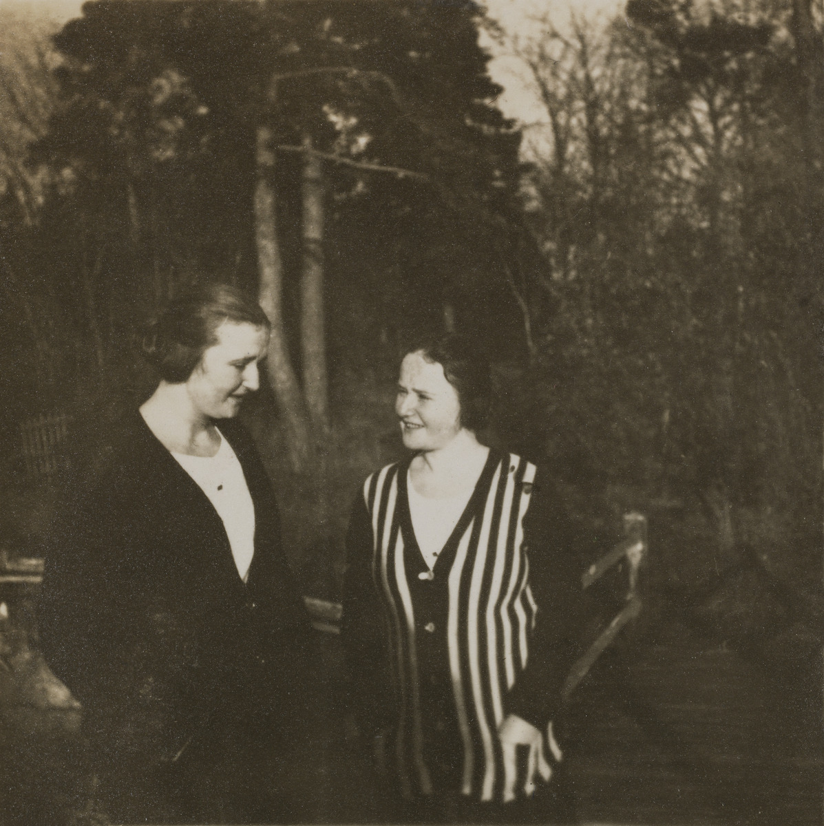Vasemmalla keraamikko Friedl Holzer-Kjellberg (1905-1993) ja oikealla hänen sisarensa valokuvaaja Maria Holzer