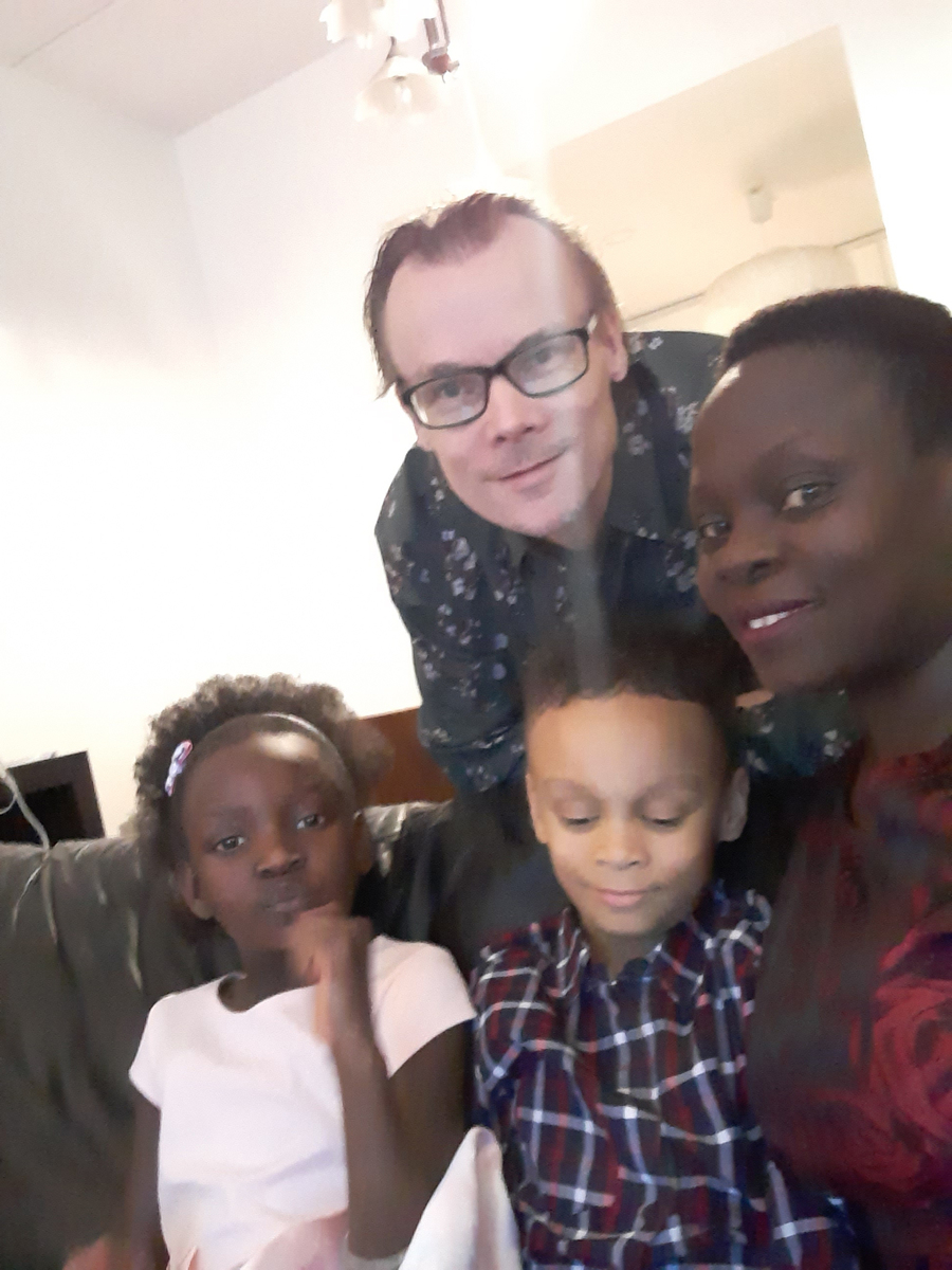 Afrosuomalainen perhe pukeutuneena syntymäpäiväjuhliin kotonaan Hermannin kaupunginosassa